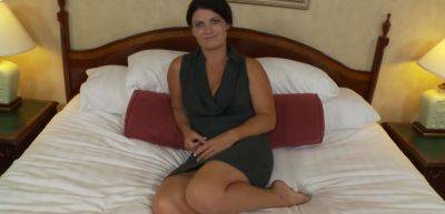 Sarah - 32 year old petite firecracker milf on vidfreenow.com