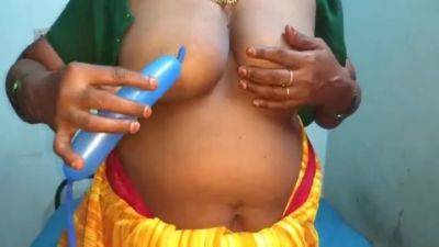 Desi Aunty Showing Her Boobs - India on vidfreenow.com