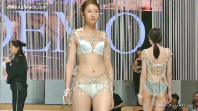 Chinese model in sexy lingerie show.19 - China on vidfreenow.com