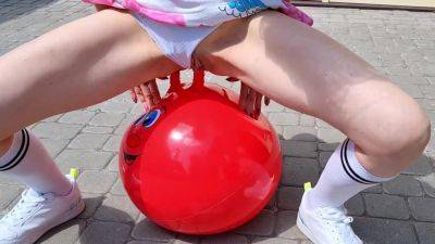 Fortunately there are two horns on the gym ball that I can ride in my outdoor solo session on vidfreenow.com