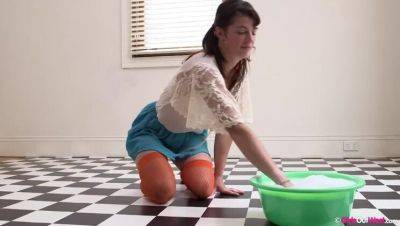 Pepita's Floor Cleaning: A Solo Amateur Experience on vidfreenow.com