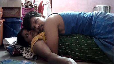 Indian House Wife Hot Kissing In Husband - India on vidfreenow.com