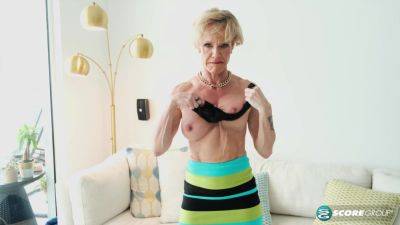 A Swinging 56-Year-Old Makes Herself Cum on vidfreenow.com