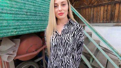 Russian blonde gave a blowjob and framed her pussy for a discount for home repairs. - Russia on vidfreenow.com