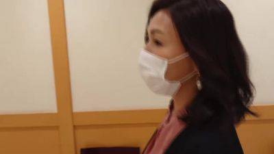 0002251_５０代の日本人女性が腰振り騎乗位する人妻NTRのエロ性交 - Japan on vidfreenow.com