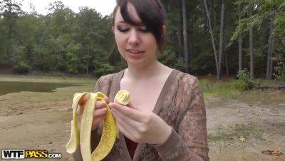 Amateur porn video in the park: Carl & Brunette Cheyenne with piercing on vidfreenow.com