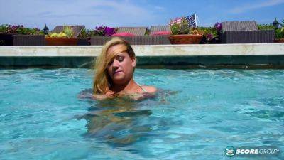 Big Tits, A Bikini And A Pool on vidfreenow.com