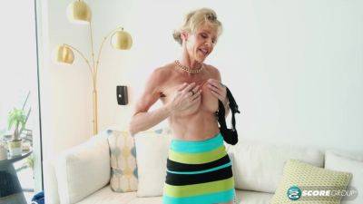 A Swinging 56-Year-Old Makes Herself Cum on vidfreenow.com