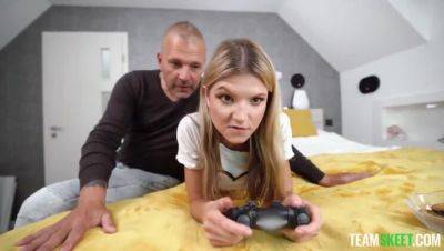 Blonde Gamer's Cumshot Fixation on vidfreenow.com