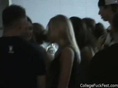 Kissing coed teens get busy in amateur party on vidfreenow.com