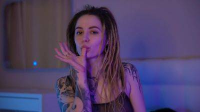 Babe With Dreadlocks And Tattoos Plays With Pussy While Is Home on vidfreenow.com