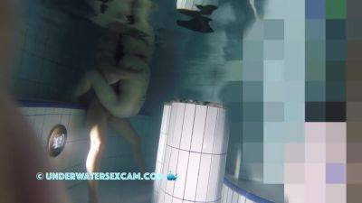 Hot Couple Has Underwater Sex In A Corner on vidfreenow.com