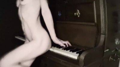 Pianiste Au Desir Charnel on vidfreenow.com