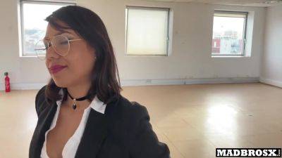 A Real Estate Agent Fucked During A Visit And In The Toilet To Sell Her Property !!! on vidfreenow.com