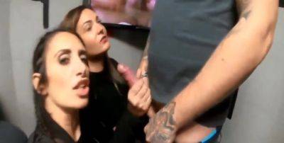 Deux salopes sucent au sexe shop - France on vidfreenow.com