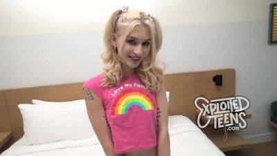 Witness this petite 18-year-old blonde as she gives head and eats ass (POV) on vidfreenow.com