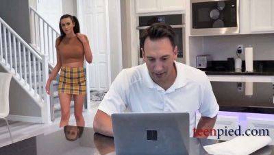 Stepdaughter Mia Taylor Catches Stepdad Jerking Off on vidfreenow.com