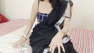 Desi Bhabhi in Black Saree Shows Off Hot Body and Gets Fucked Hard - India on vidfreenow.com